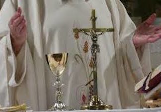 Sacerdoti cattolici alla gogna mediatica: inaccettabile